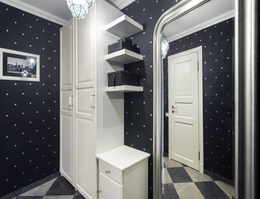 Hall de entrada preto e branco com paredes de bolinhas