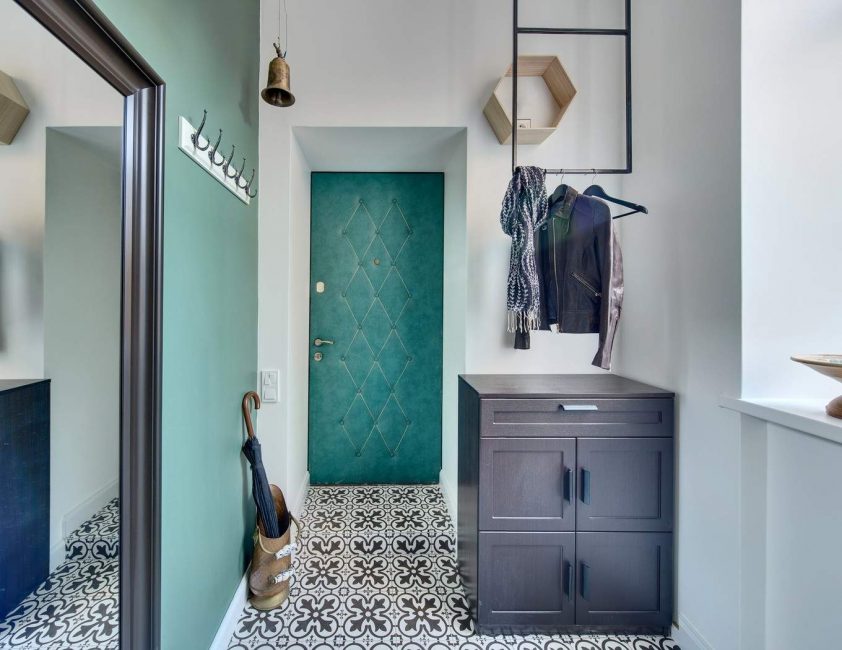 A cor azul adiciona profundidade ao interior.