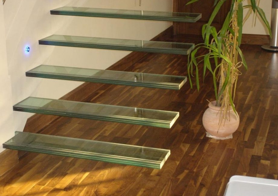 Escada de vidro com console de fixação na parede
