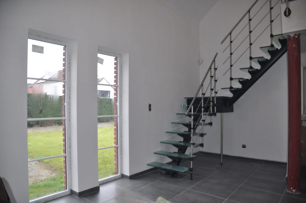 Escada modular com degraus de vidro
