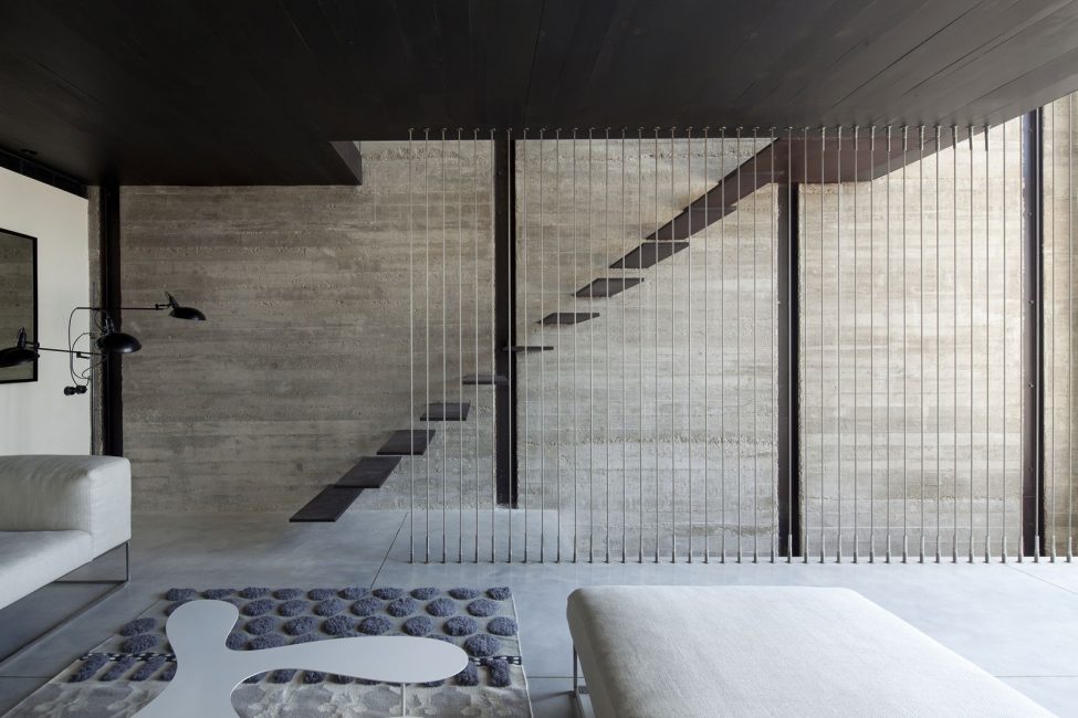 Escada minimalista na sala de estar