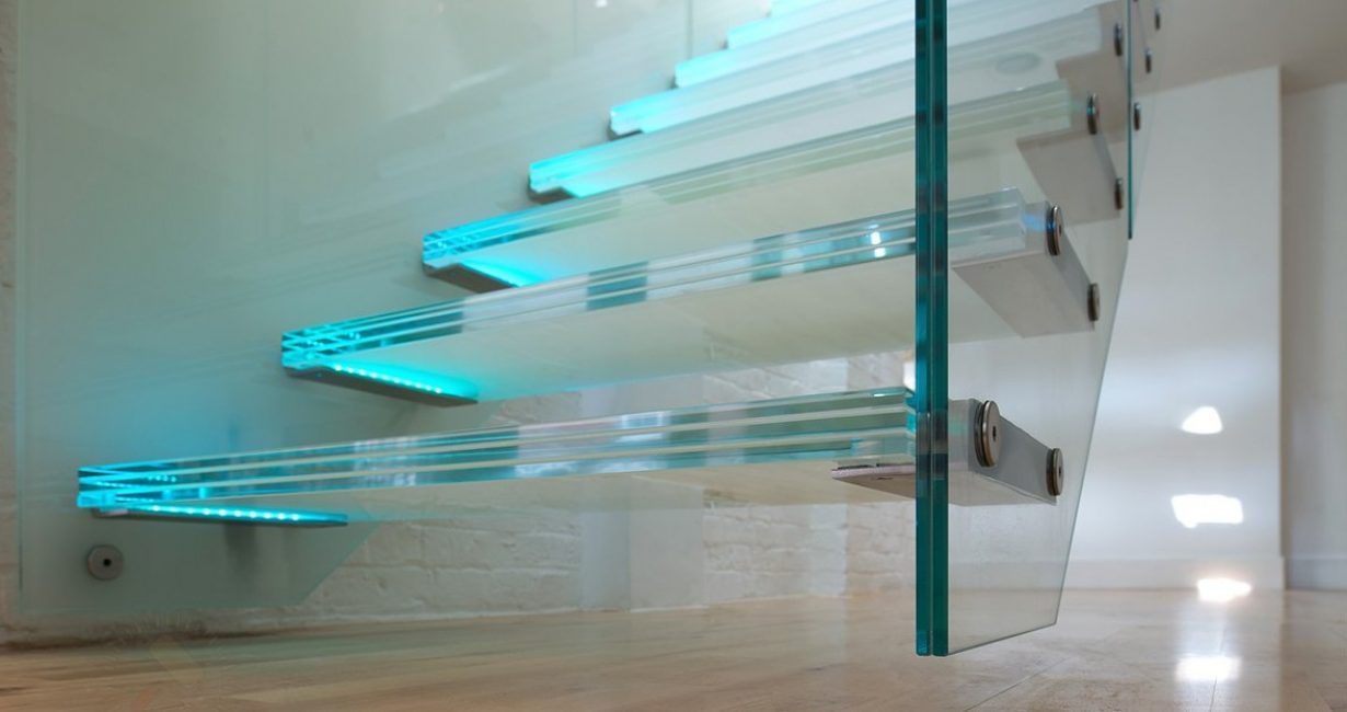 Escada de console de vidro com luz