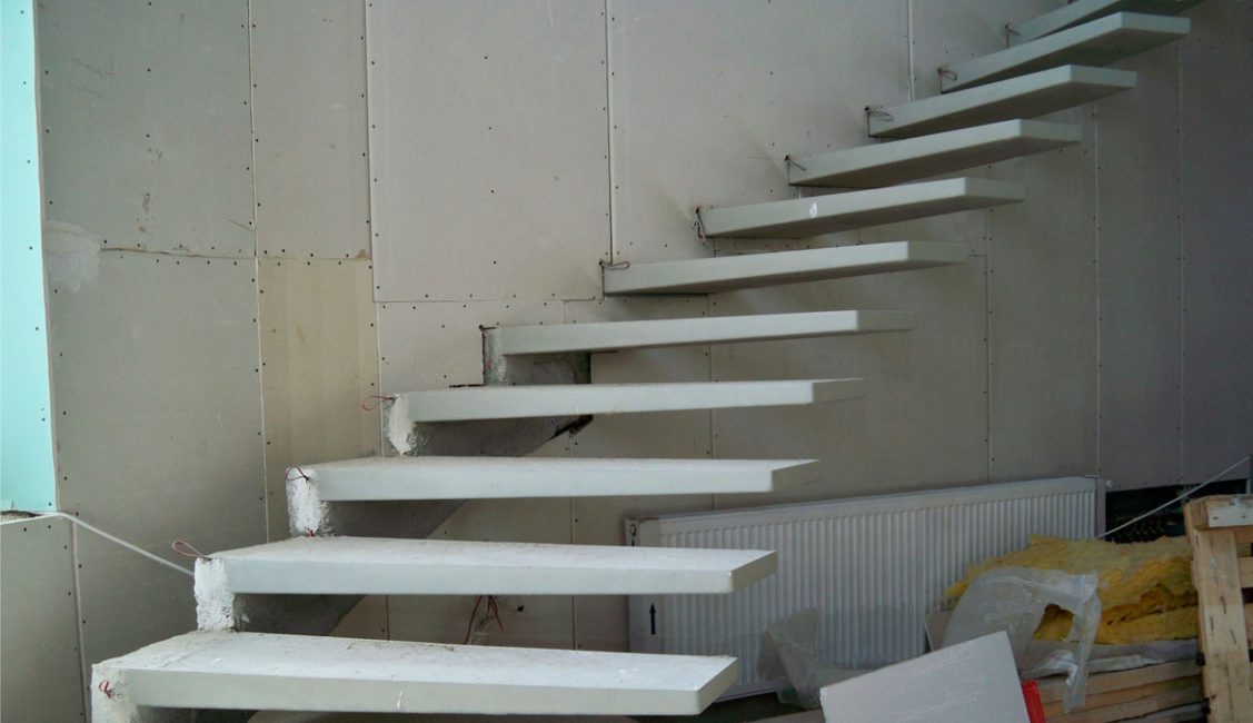 Instalação de uma escada de concreto cantilever
