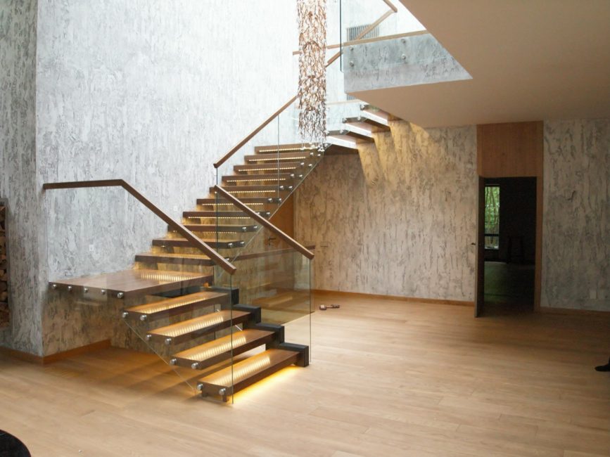 A combinação de diferentes materiais e iluminação no design das escadas