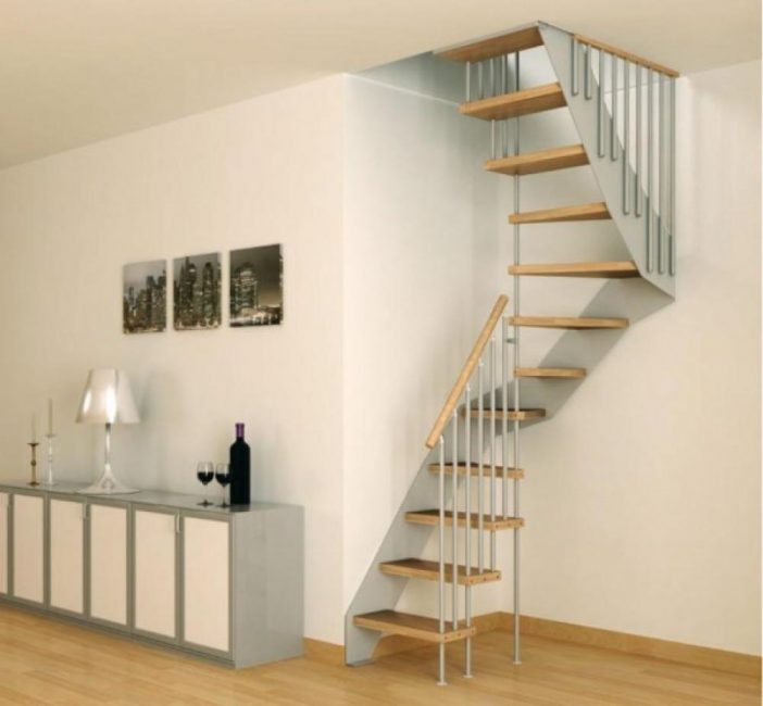Escadas para o segundo andar de uma casa pequena