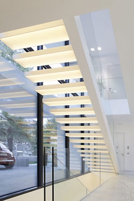 Escada cantilever com degraus brilhantes