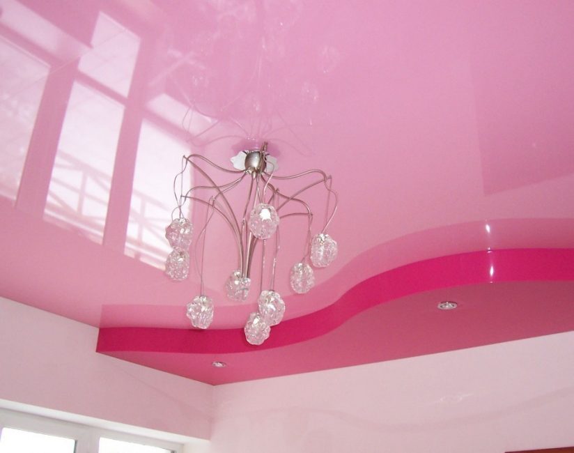 เพดานสีขาวเพื่อสร้างการเฉลิมฉลอง