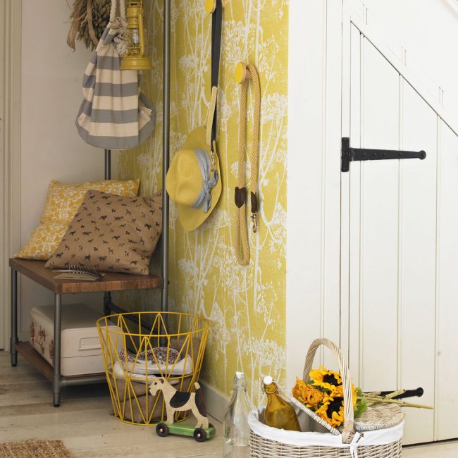 Piso de madeira clara em estilo country com papel de parede amarelo