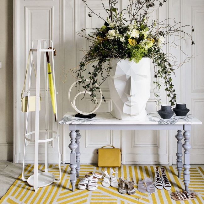 Decoração em negrito art nouveau com tapete amarelo