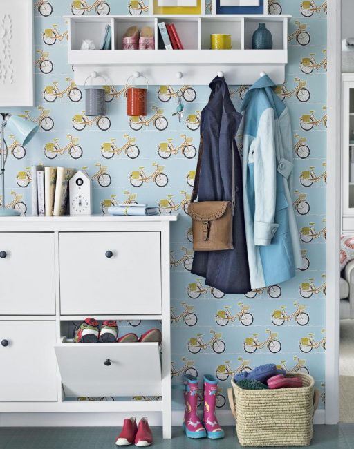 Conjunto branco de fone de ouvido modular que se misturam harmoniosamente no plano de fundo do papel de parede original