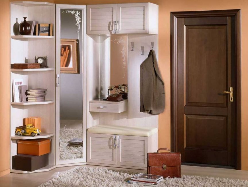 A mobília não deve ocupar muito espaço, ser espaçosa e caber no interior de todo o apartamento