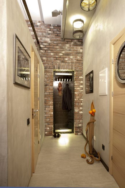 Cabide de metal e tijolo descoberto - enfatize o estilo loft na sala