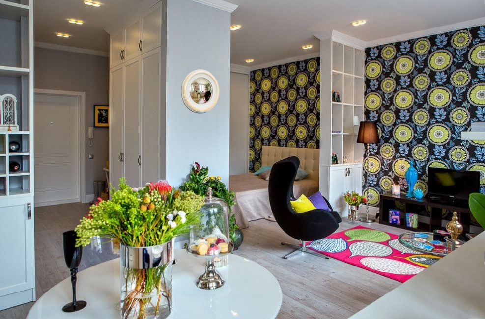 Um pequeno apartamento pode ser confortável, espaçoso, confortável e funcional.