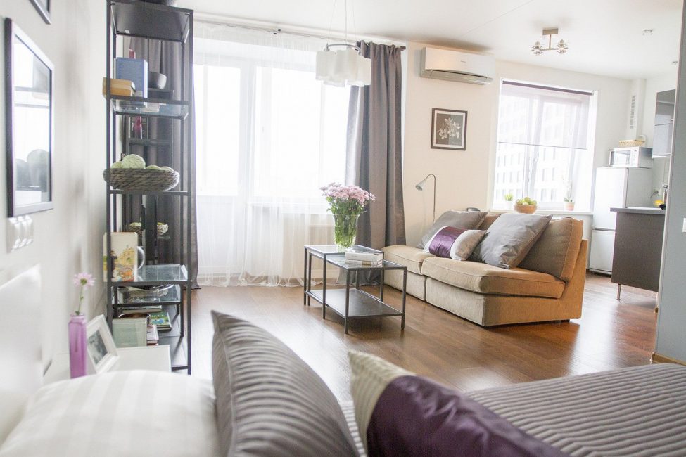 Interior elegante e leve do apartamento de um quarto