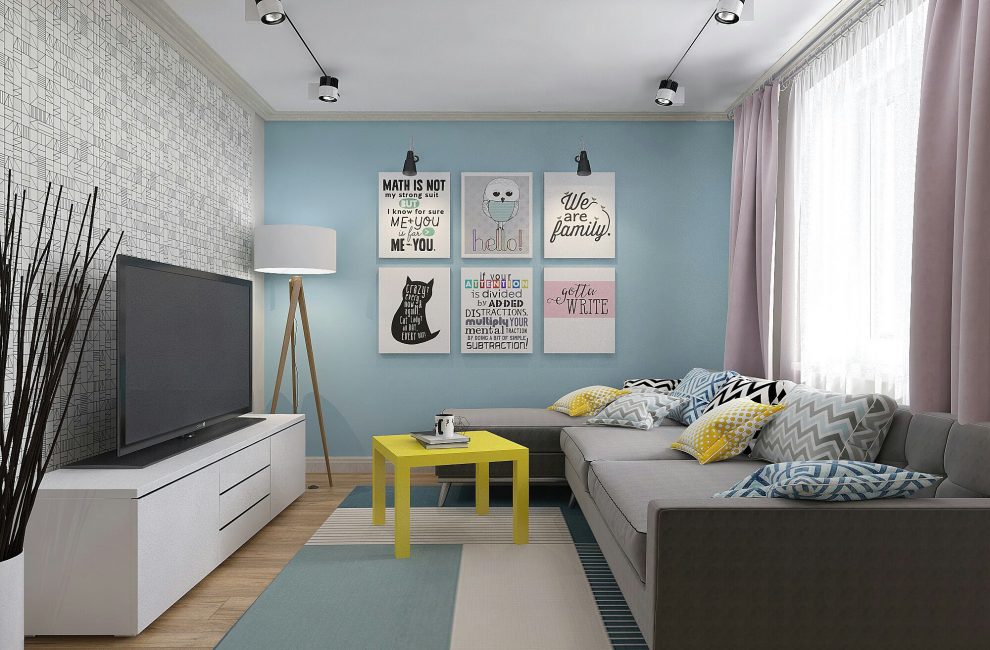 O apartamento com paredes em cores brilhantes e papel de parede preto e branco