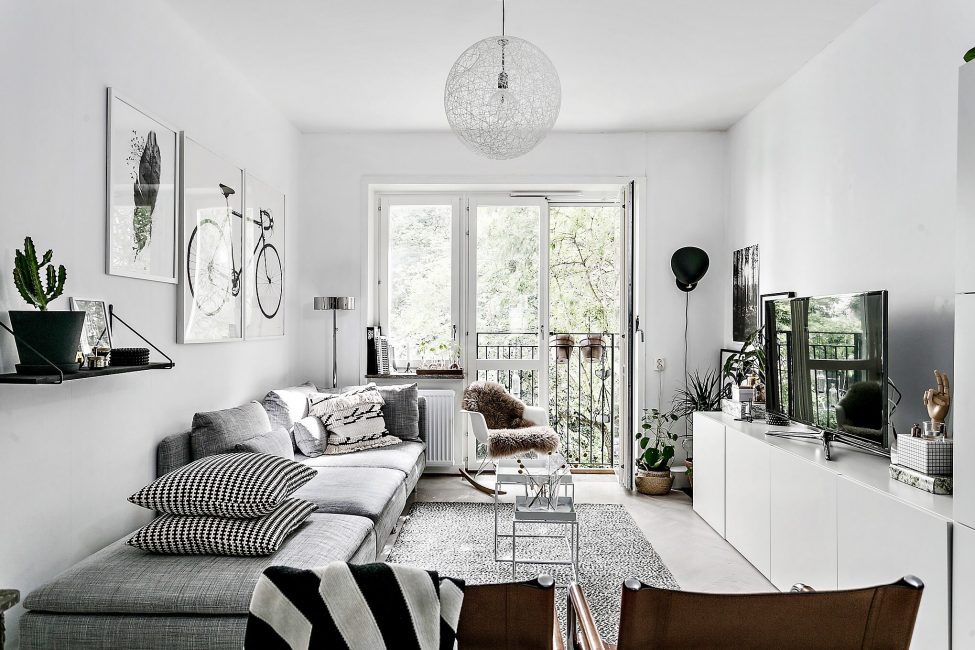 Design de quarto preto e branco com acesso ao terraço aberto
