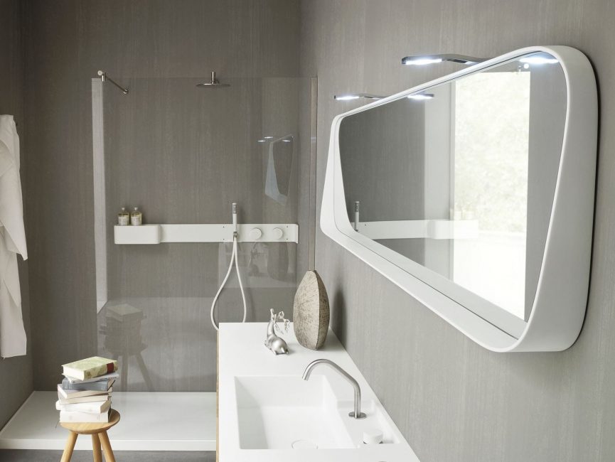 Casa de banho separada em estilo minimalista com detalhes futuristas