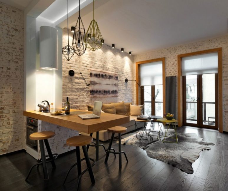 Quarto com janelas francesas que dão muita luz natural.