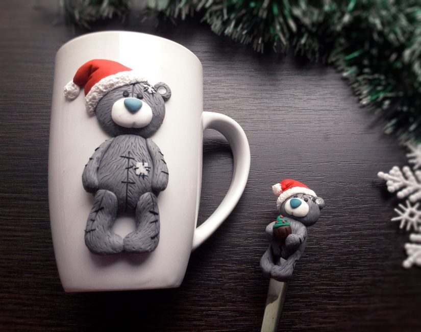 Decore o copo e a colher com as próprias mãos