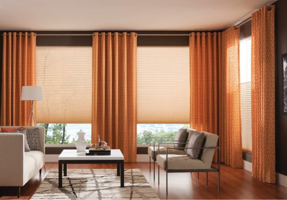 Cortinas brilhantes de material translúcido