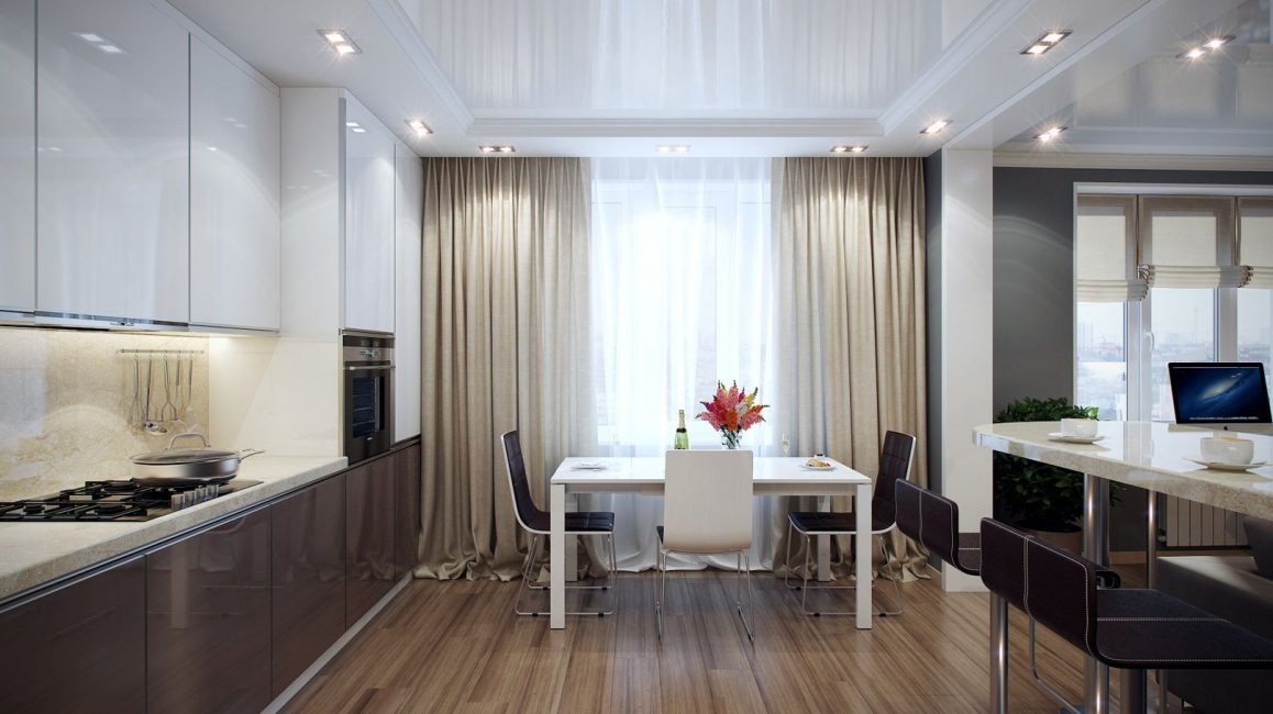 Cortinas longas e bege de musselina com tule