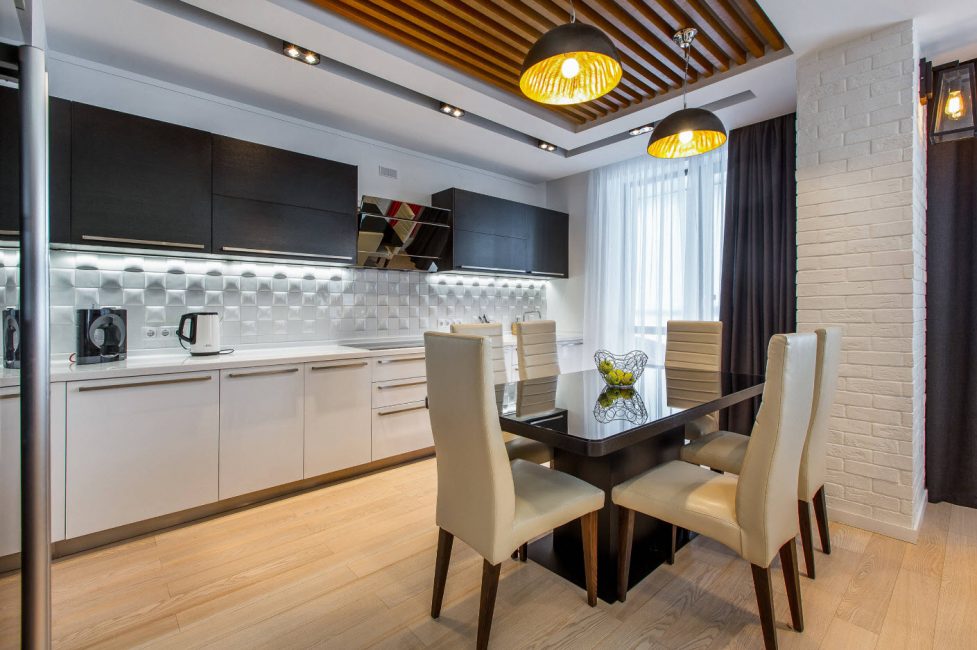Solução de contraste: cortinas escuras e tule claro