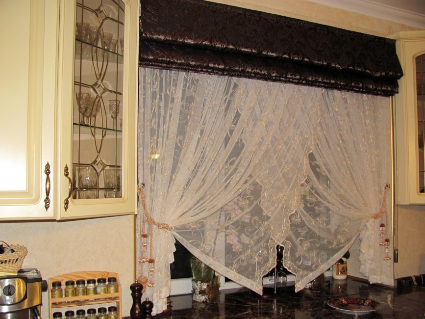 Cortinas duplas de diferentes tecidos em cores contrastantes