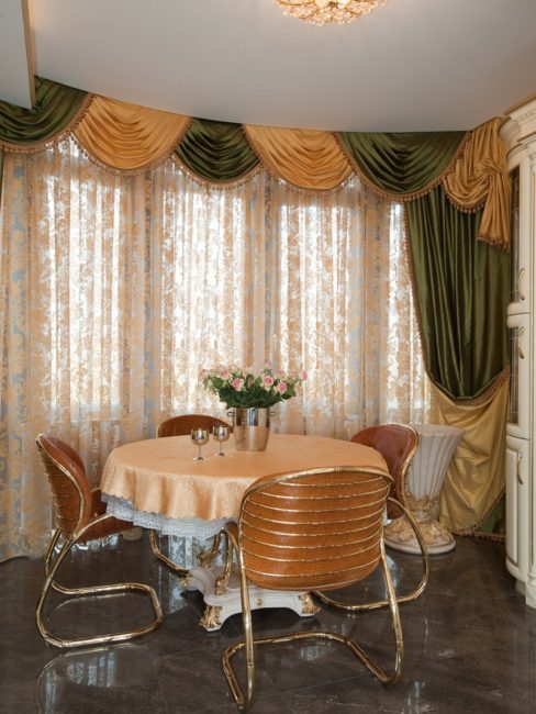 A combinação de diferentes materiais cortinas: tule e seda cortinas