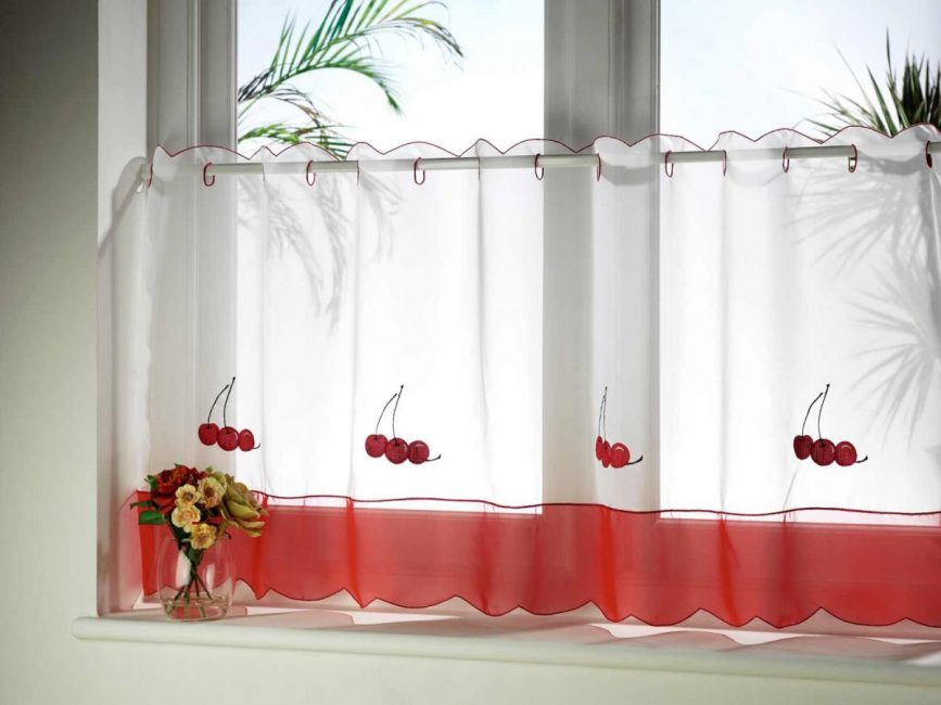 Cortinas podem esconder os defeitos da moldura da janela