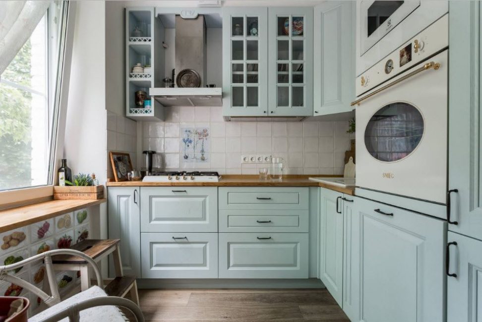 Para a cozinha de canto, um projeto individual obrigatório de um designer competente