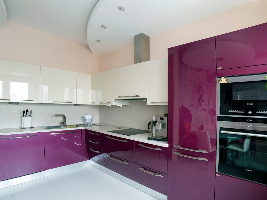 Conjunto de cozinha de canto é uma excelente solução de design para uma cozinha espaçosa.