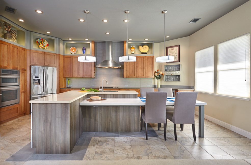 Decorar a cozinha com a ajuda da madeira é uma ótima solução de design sempre em tendência