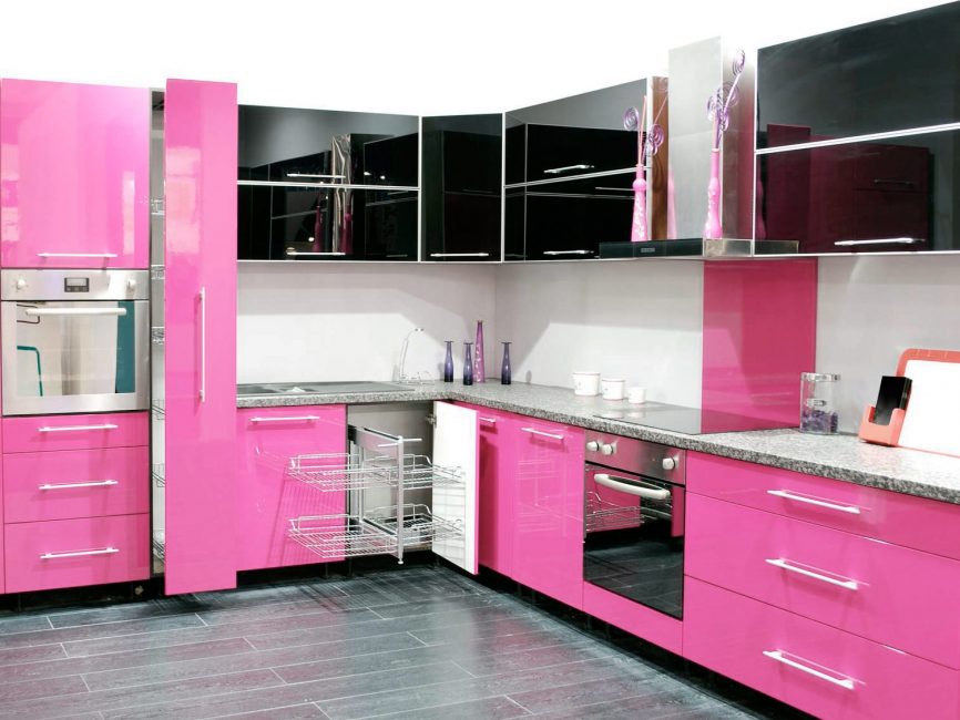 Cozinha preta e rosa com fone de ouvido funcional bem projetado