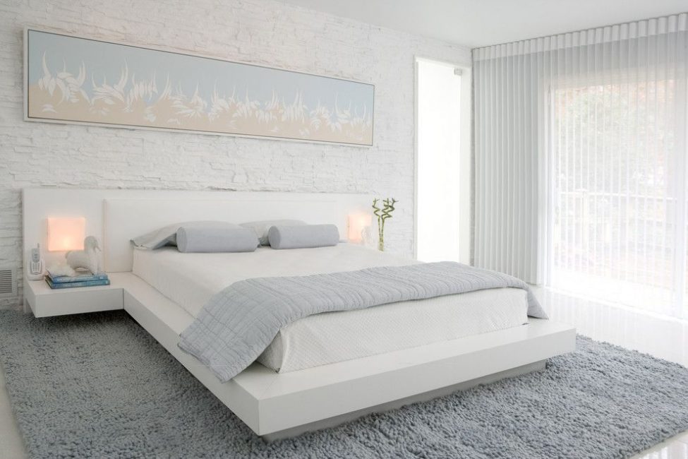 Cama branca no interior dá uma sensação de leveza