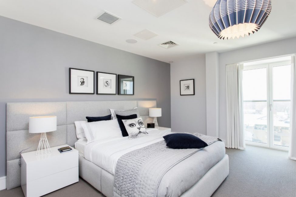 A cama branca encaixa perfeitamente nos interiores neoclássicos, clássicos e minimalistas.