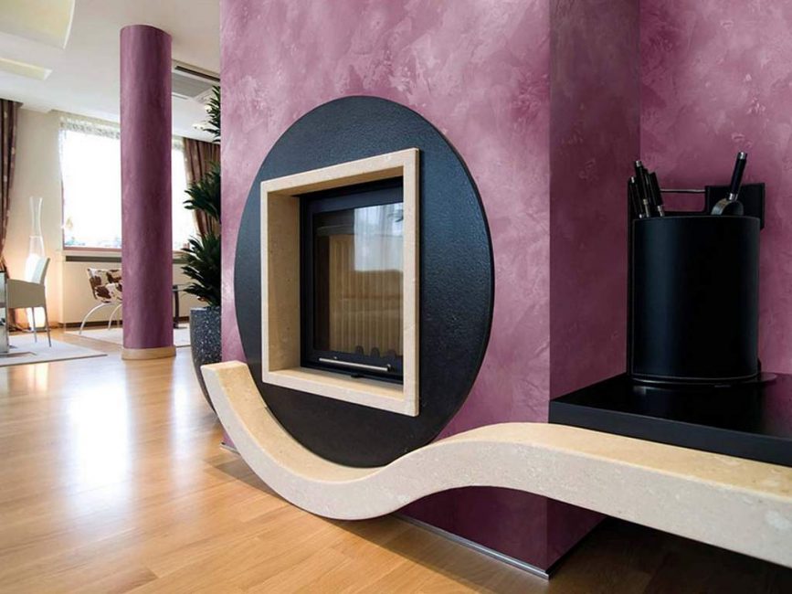 Design de sala de estar incomum em roxo