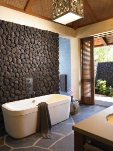 Decoração de casa de banho com pedra artificial: lavatório, bancada, prateleiras. Recursos de uso de material