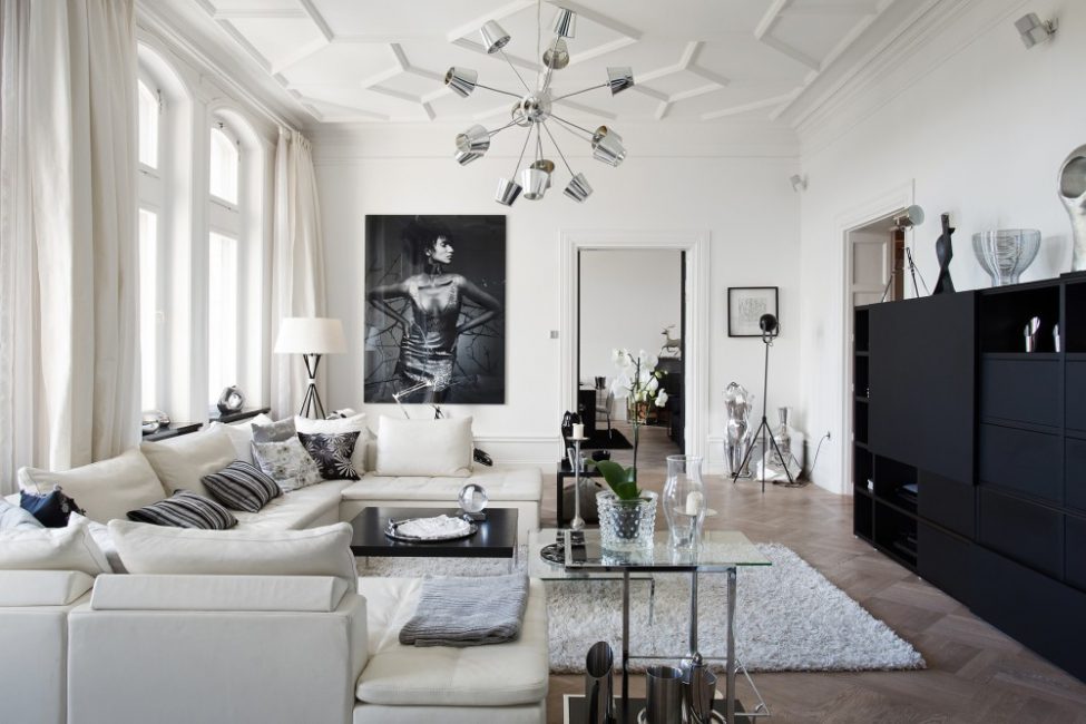 O interior da sala de estar em contraste