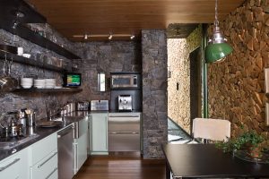Pedra decorativa na cozinha - 130 opções de design para belos desenhos