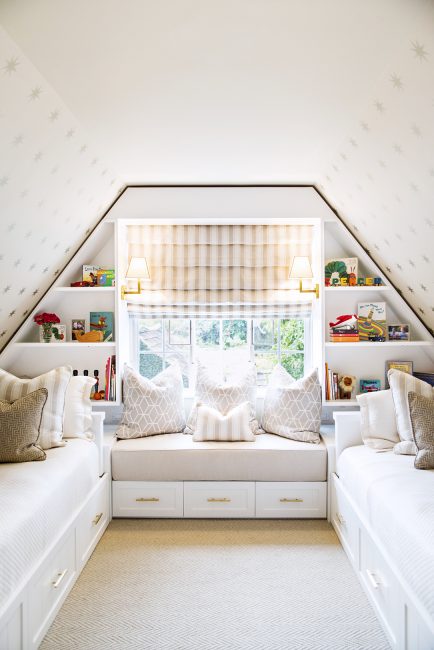 O estilo interior para as crianças escolher em cores brilhantes.