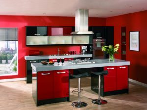 A magia da cor que afeta nossa percepção do interior: Design de uma cozinha vermelha em cores brilhantes (mais de 115 fotos)