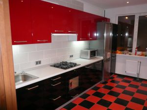 A magia da cor que afeta nossa percepção do interior: Design de uma cozinha vermelha em cores brilhantes (mais de 115 fotos)