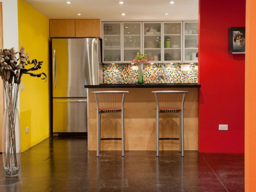 Vermelho pode ser um acento brilhante para sua casa.