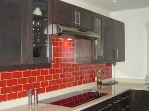 A magia da cor que afeta nossa percepção do interior: Design de uma cozinha vermelha em cores brilhantes (mais de 115 fotos)
