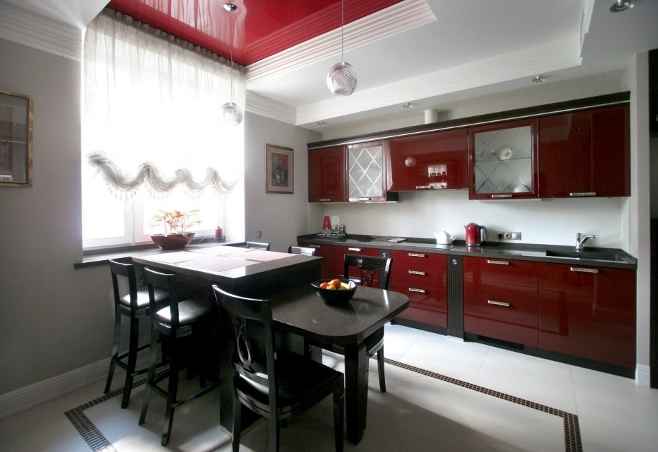 Vermelho com preto é moderno