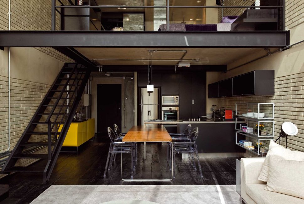 Quarto minimalista de estilo industrial sem divisórias