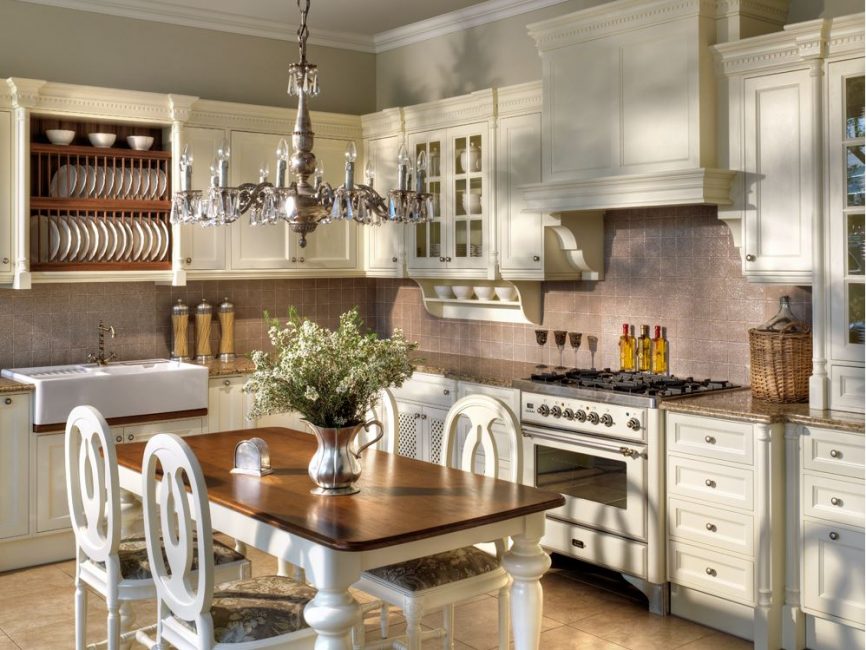 As cozinhas tradicionais ficam ótimas com candelabros colocados sobre a mesa para refeições.
