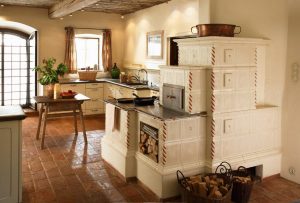 A simbiose do presente e do passado! Fogões originais russos no interior das casas
