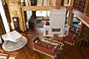 A simbiose do presente e do passado! Fogões originais russos no interior das casas