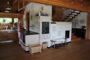 A simbiose do presente e do passado! Fogões originais russos no interior das casas